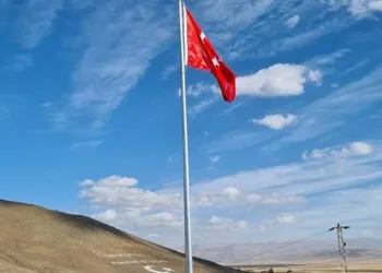 Dev Türk Bayrağı Çıldır semalarında dalgalanacak