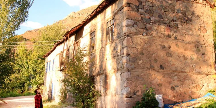 Duvardan indirilmeyen 49 yıllık resm