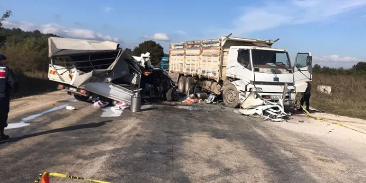 Bursa’da süt toplama aracı kamyonla çarpıştı