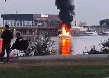 Lüks tekne alevlere teslim oldu