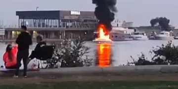 Lüks tekne alevlere teslim oldu