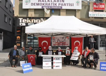 Acılı aileler evlat nöbetine devam ediyor