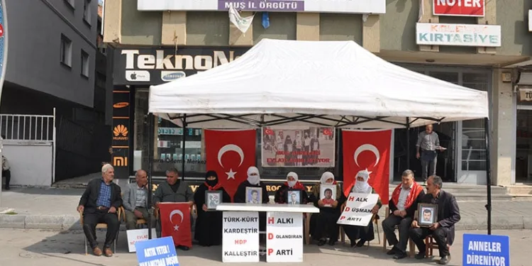 Acılı aileler evlat nöbetine devam ediyor