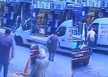 El freni çekmeyi unutulan aracı otopark görevlisi durdurdu