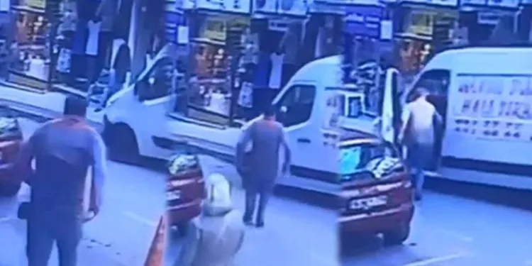 El freni çekmeyi unutulan aracı otopark görevlisi durdurdu