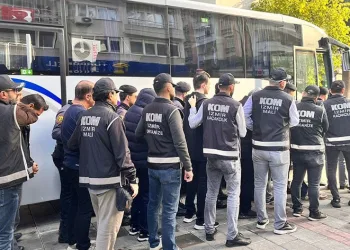 İzmir’de FETÖ’ye kıskaç: 84 kişi adliyede
