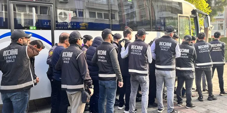 İzmir’de FETÖ’ye kıskaç: 84 kişi adliyede