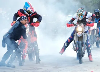 Kentin göbeğinde nefes kesen motocross gösterisi