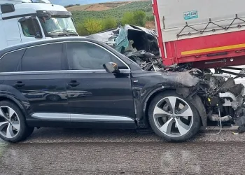 Otomobil tıra arkadan çarptı