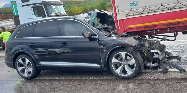 Otomobil tıra arkadan çarptı