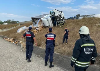Virajı alamayan tır şarampole devrildi