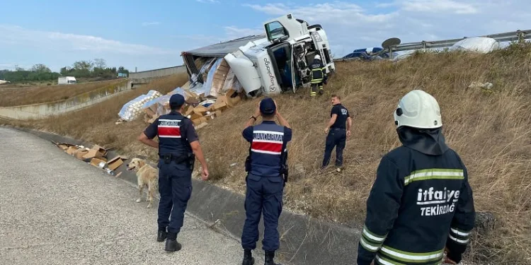 Virajı alamayan tır şarampole devrildi