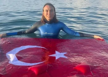 Güney Kıbrıs’ta Türk bayrağını dalgalandıran rekortmen sporcu