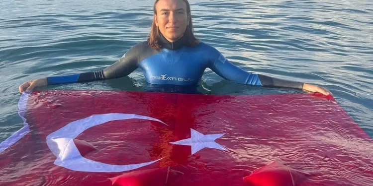Güney Kıbrıs’ta Türk bayrağını dalgalandıran rekortmen sporcu