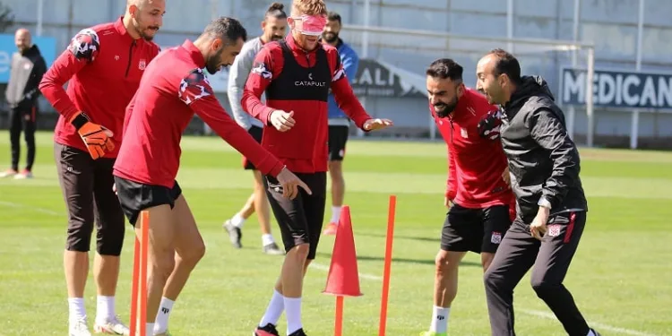 Sivasspor’da futbolculara gözü kapalı antrenman