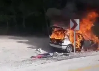 Alevlere teslim olan otomobil kullanılamaz hale geldi