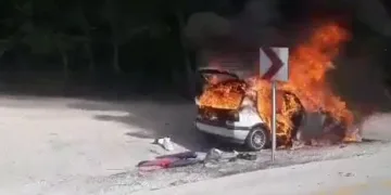 Alevlere teslim olan otomobil kullanılamaz hale geldi