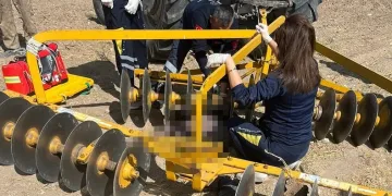 Traktöre bağlı diskaronun altında can verdi