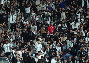 Beşiktaş tribünlerinde ‘yönetim istifa’ sesleri