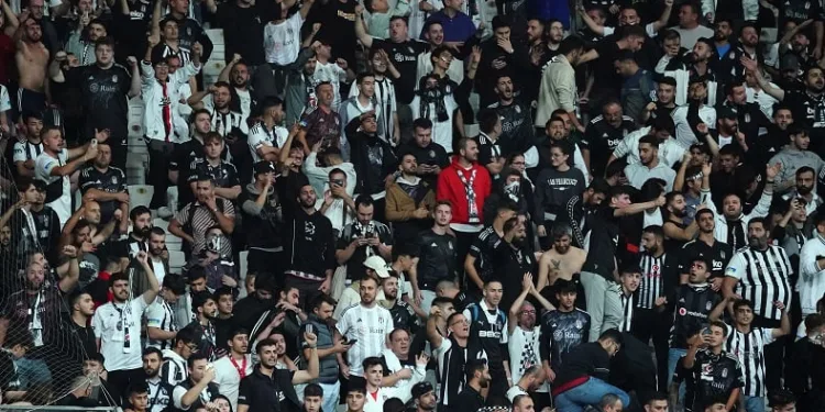Beşiktaş tribünlerinde ‘yönetim istifa’ sesleri
