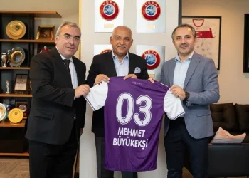 TFF Başkanı Büyükekşi’ye Afyonspor forması hediye ettiler