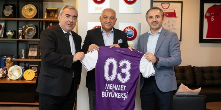 TFF Başkanı Büyükekşi’ye Afyonspor forması hediye ettiler