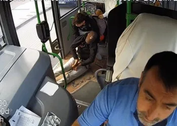 Bursa’da halk otobüsü şoföründen alkışlanacak hareket