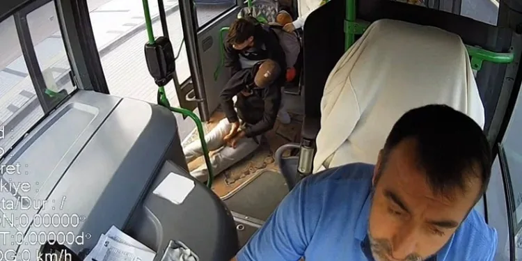 Bursa’da halk otobüsü şoföründen alkışlanacak hareket