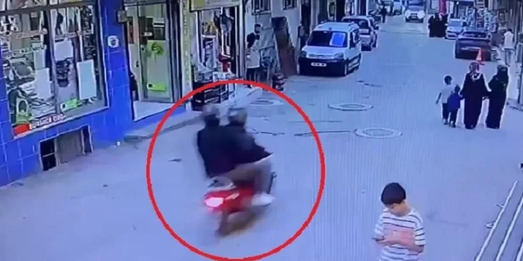 Bursa’da berberde sıra bekleyen husumetlisine kurşun yağdırdı