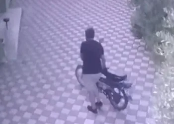 Namaz kılma bahanesiyle imamın motosikletini çaldı