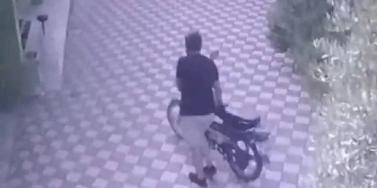 Namaz kılma bahanesiyle imamın motosikletini çaldı