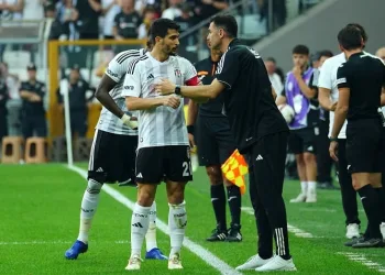 Burak Yılmaz: “Beşiktaş büyük bir camia, bu durumdan da alnının akıyla çıkacaktır”