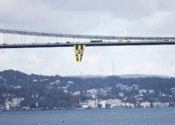 Köprülere dev Fenerbahçe bayrakları asıldı