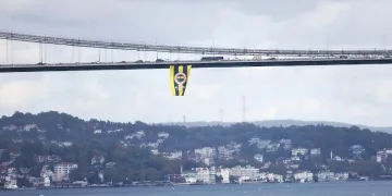 Köprülere dev Fenerbahçe bayrakları asıldı