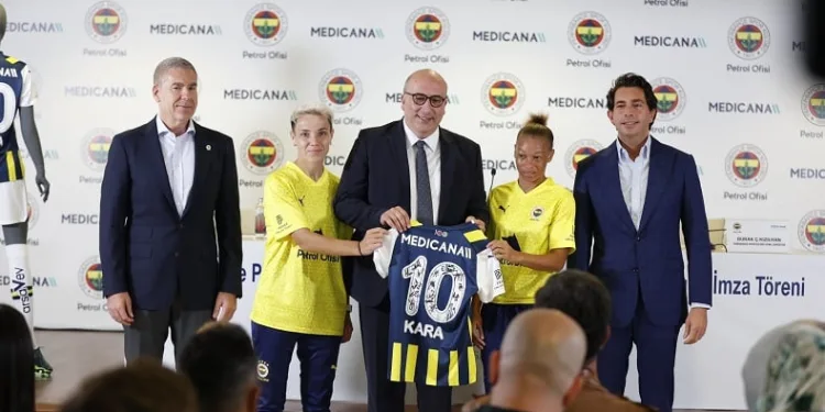 Medicana Sağlık Grubu, Fenerbahçe Kadın Futbol Takımı’nın forma sırt sponsoru oldu