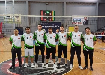 Çameli Voleybol Takımı kupayı Başkan Arslan’a takdim etti