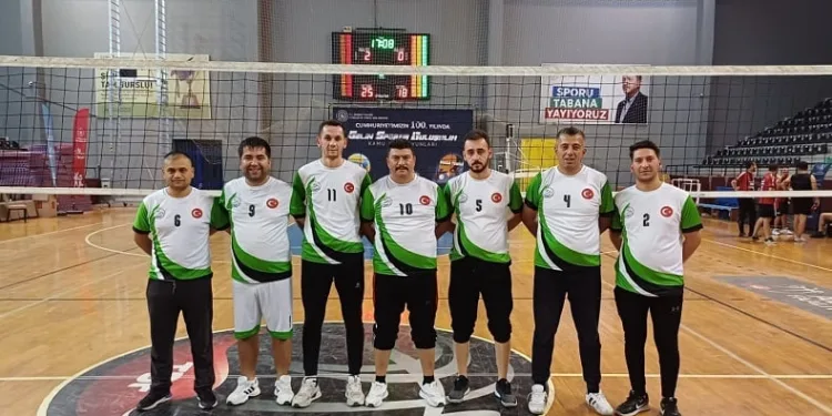 Çameli Voleybol Takımı kupayı Başkan Arslan’a takdim etti
