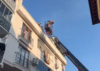 Bursa’da evin çatısında başlayan yangın yan binaya sıçradı
