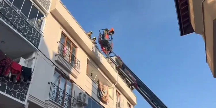 Bursa’da evin çatısında başlayan yangın yan binaya sıçradı