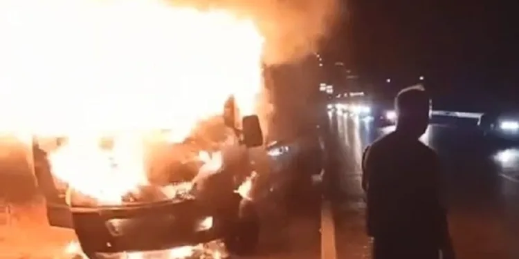 Bursa’da seyir halindeki kamyonet alev topuna döndü