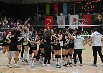 Manisa BBSK Voleybol Takımı evindeki ilk maçı kazandı