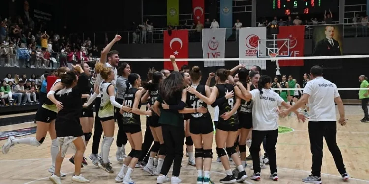 Manisa BBSK Voleybol Takımı evindeki ilk maçı kazandı