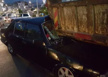 Kamyona çarpan otomobil sürücüsü ağır yaralandı