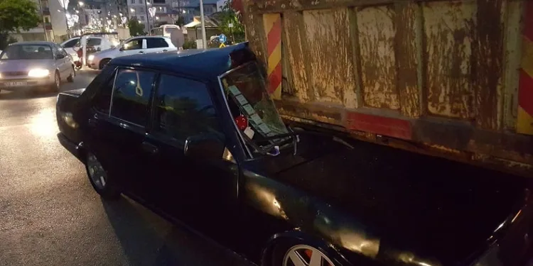 Kamyona çarpan otomobil sürücüsü ağır yaralandı