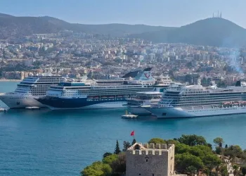 Kuşadası’na 4 gemiyle denizden 6 bin 854 yolcu geldi