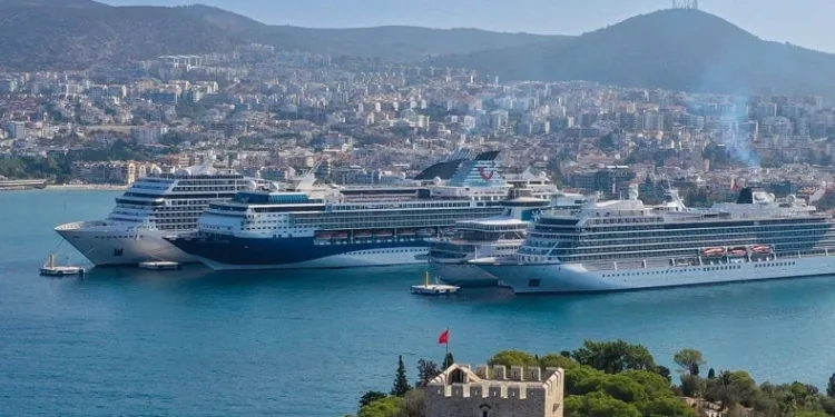 Kuşadası’na 4 gemiyle denizden 6 bin 854 yolcu geldi