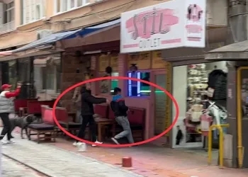 Kafede baltalarla birbirlerine girdiler