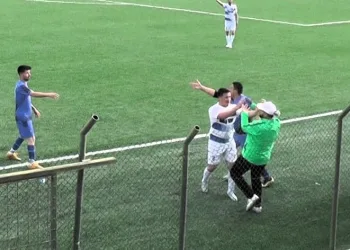 Topu antrenörün yüzüne attı, ortalık karıştı