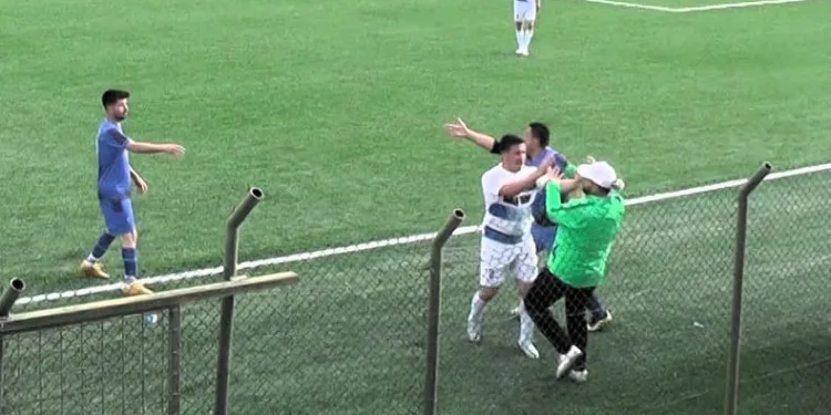 Topu antrenörün yüzüne attı, ortalık karıştı