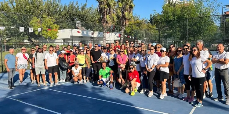 Muratpaşa’da tenis turnuvası başladı